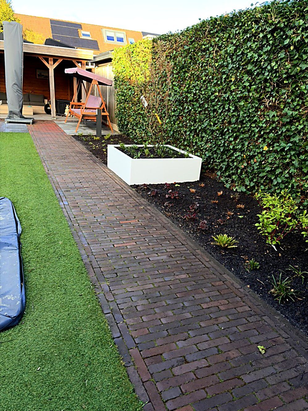 Aangelegd tuinpad met sierbestrating en border, ontwerp Roks Tuinen