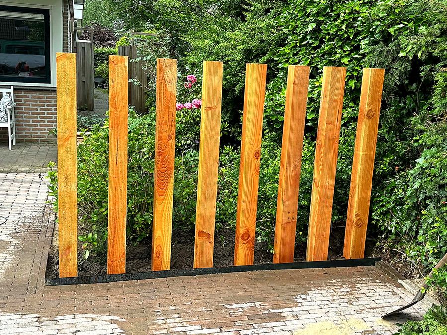 Houten tuinscherm geplaatst als erfafscheiding